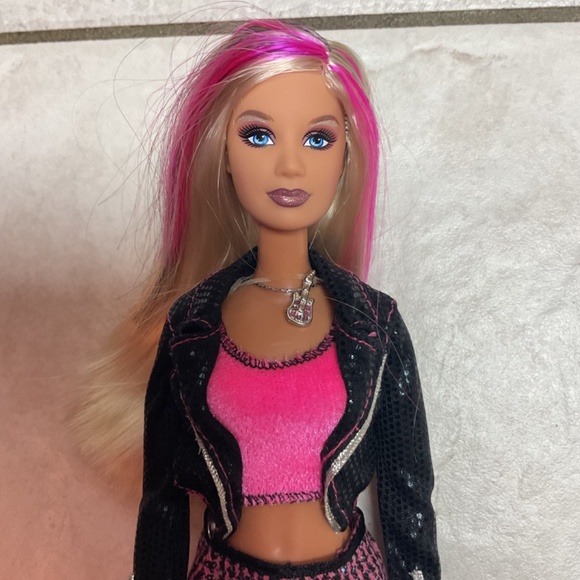 Barbie 2008 Fashion Fever Rock Chick - Picture 2 of 5